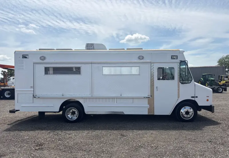 2005 Freightliner MT45 photo 4