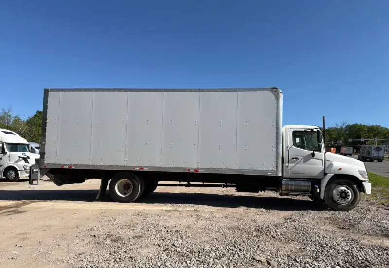 2020 Hino 268A photo 4