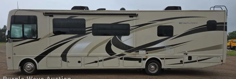 2017 Thor Motor Coach Stripped photo 8