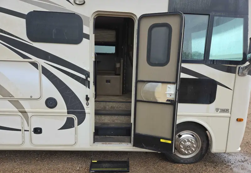 2017 Thor Motor Coach Stripped photo 64