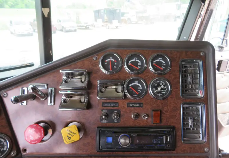 2004 Freightliner Classic 120 photo 28
