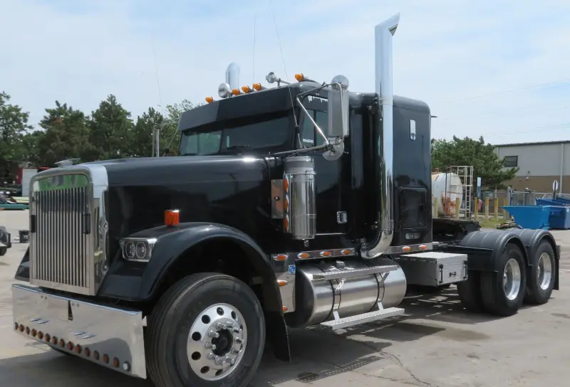 2004 Freightliner Classic 120 photo 1