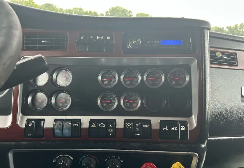 2008 Kenworth T660 photo 32