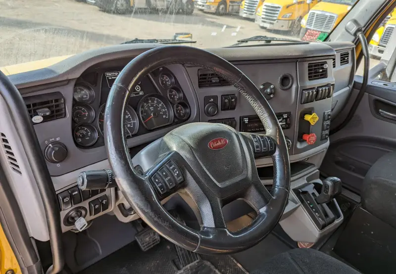 2016 Peterbilt 579 photo 12