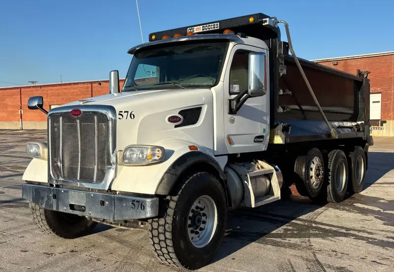 2017 Peterbilt 567 photo 1